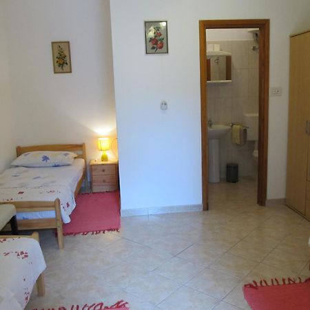 Apartments Vesna With Pool - New! Sveti Lovrec Pazenaticki Bilik gambar