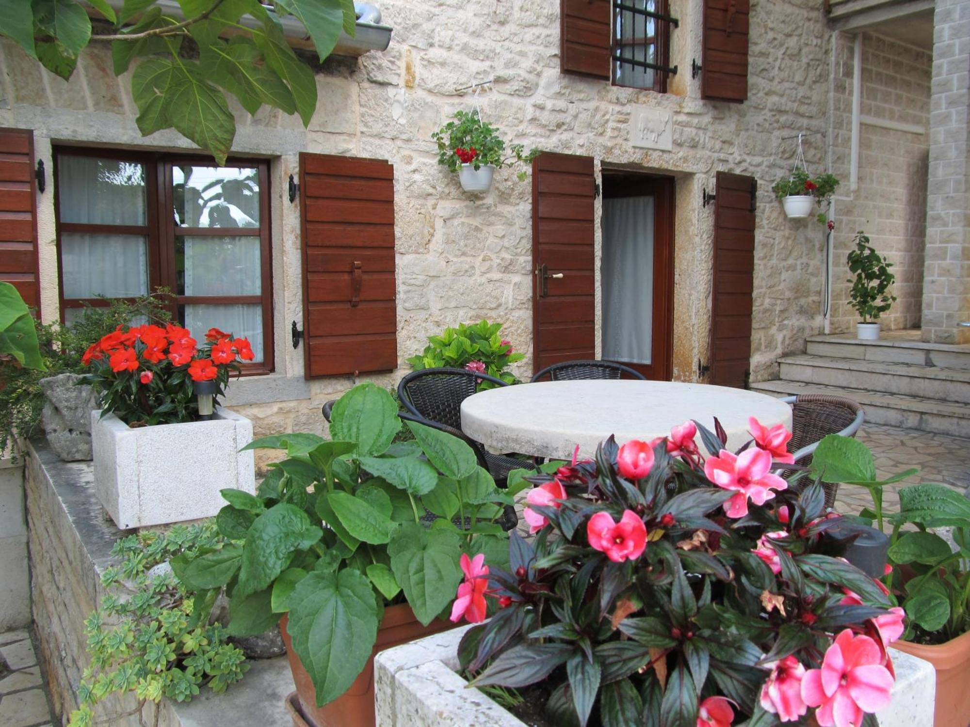 Apartments Vesna With Pool - New! Sveti Lovrec Pazenaticki Bilik gambar